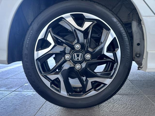 アルミホイール装着車です。見た目だけでなく、鉄ホイールより軽く、燃費にも良い影響を与えてくれます。