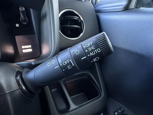 オートライト機能付なので、夕暮れ時や、トンネルなどでの付け忘れ、消し忘れがなくなります。また、夜間はエンジンを掛けたら点灯、切ると消灯致します。