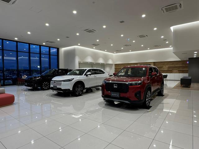 店内にも即納可能な新車を展示中です。