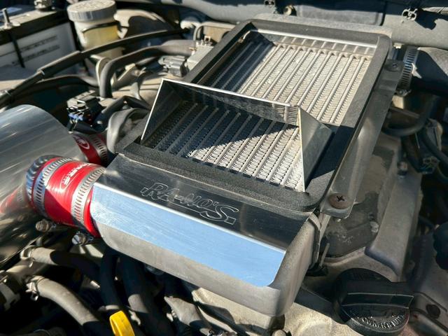 ジムニー クロスアドベンチャー　５速ＭＴ　４ＷＤ　Ｐ－ナビ　ＴＡＮＩＧＵＣＨＩソルブ３インチＵＰ　ＭＲＳ製インテークチャンバー　ＭＲＳ製エアクリ　ＦＵＪＩＴＳＵＢＯ－ＡＫマフラー　ラノーズエアＢプレート　ＯＰＥＮＣＯＵＮＴＲＹ（10枚目）