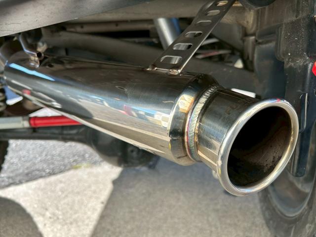 ジムニー クロスアドベンチャー　５速ＭＴ　４ＷＤ　Ｐ－ナビ　ＴＡＮＩＧＵＣＨＩソルブ３インチＵＰ　ＭＲＳ製インテークチャンバー　ＭＲＳ製エアクリ　ＦＵＪＩＴＳＵＢＯ－ＡＫマフラー　ラノーズエアＢプレート　ＯＰＥＮＣＯＵＮＴＲＹ（12枚目）
