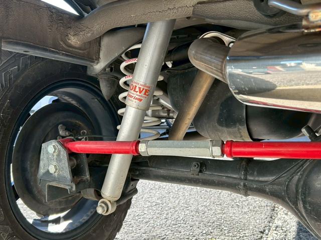 ジムニー クロスアドベンチャー　５速ＭＴ　４ＷＤ　Ｐ－ナビ　ＴＡＮＩＧＵＣＨＩソルブ３インチＵＰ　ＭＲＳ製インテークチャンバー　ＭＲＳ製エアクリ　ＦＵＪＩＴＳＵＢＯ－ＡＫマフラー　ラノーズエアＢプレート　ＯＰＥＮＣＯＵＮＴＲＹ（14枚目）