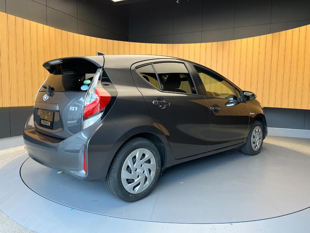 アクア Ｓ　車検２年　衝突被害軽減ブレーキ　スマートキー　バックカメラ　トヨタ純正ナビ　ＥＴＣ　電動格納ドアミラー　光軸調整機能　横滑り防止機能　オートエアコン　運転席助手席エアバッグ（6枚目）