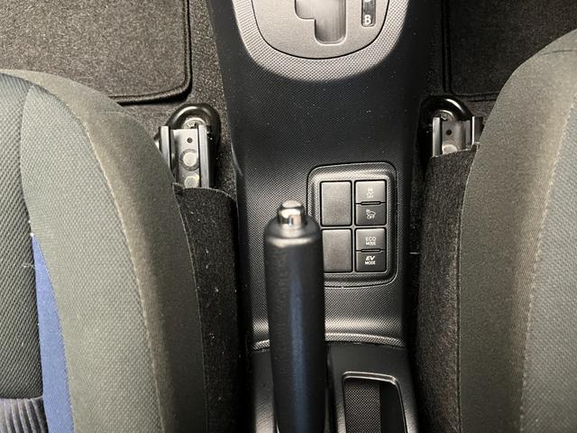 アクア Ｓ　車検２年　衝突被害軽減ブレーキ　スマートキー　バックカメラ　トヨタ純正ナビ　ＥＴＣ　電動格納ドアミラー　光軸調整機能　横滑り防止機能　オートエアコン　運転席助手席エアバッグ（14枚目）