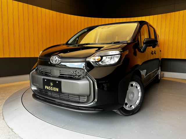 シエンタ ハイブリッドＸ　登録済未使用車　片側電動スライドドア　衝突被害軽減ブレーキ　コーナーセンサー　スマートキー　アダクティブクルーズコントロール　ＬＥＤヘッドライト　電動格納ドアミラー　オートエアコン　３列シート７人乗り（4枚目）