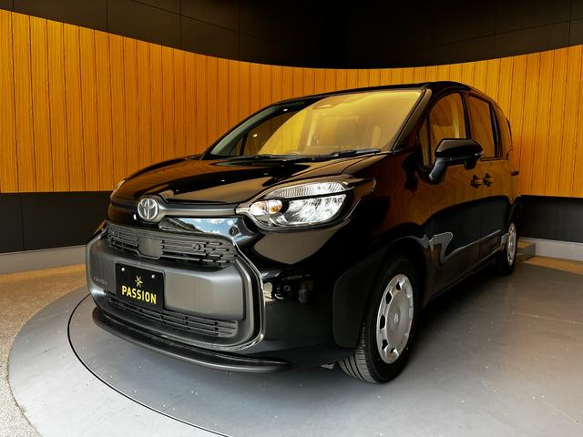 シエンタ ハイブリッドＸ　登録済未使用車　片側電動スライドドア　衝突被害軽減ブレーキ　コーナーセンサー　スマートキー　アダクティブクルーズコントロール　ＬＥＤヘッドライト　電動格納ドアミラー　オートエアコン　３列シート７人乗り（5枚目）