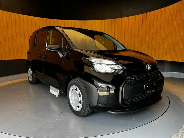 シエンタ ハイブリッドＸ　登録済未使用車　片側電動スライドドア　衝突被害軽減ブレーキ　コーナーセンサー　スマートキー　アダクティブクルーズコントロール　ＬＥＤヘッドライト　電動格納ドアミラー　オートエアコン　３列シート７人乗り（7枚目）