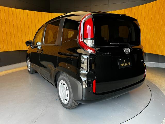 シエンタ ハイブリッドＸ　登録済未使用車　片側電動スライドドア　衝突被害軽減ブレーキ　コーナーセンサー　スマートキー　アダクティブクルーズコントロール　ＬＥＤヘッドライト　電動格納ドアミラー　オートエアコン　３列シート７人乗り（10枚目）