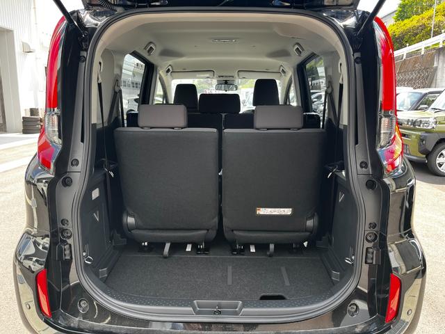 シエンタ ハイブリッドＸ　登録済未使用車　片側電動スライドドア　衝突被害軽減ブレーキ　コーナーセンサー　スマートキー　アダクティブクルーズコントロール　ＬＥＤヘッドライト　電動格納ドアミラー　オートエアコン　３列シート７人乗り（11枚目）