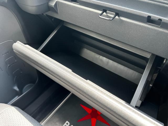 シエンタ ハイブリッドＸ　登録済未使用車　片側電動スライドドア　衝突被害軽減ブレーキ　コーナーセンサー　スマートキー　アダクティブクルーズコントロール　ＬＥＤヘッドライト　電動格納ドアミラー　オートエアコン　３列シート７人乗り（20枚目）