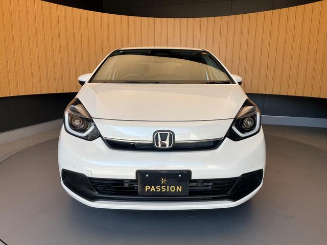 フィット ホーム　車検１０年３月　衝突被害軽減ブレーキ　スマートキー　コーナーセンサー　ＬＥＤヘッドライト　アダクティブクルーズコントロール　バックカメラ　電動格納ドアミラー　オートエアコン　横滑り防止機能（6枚目）