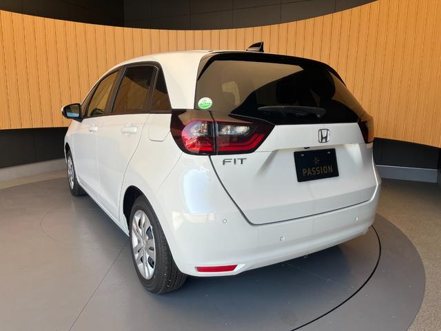 フィット ホーム　車検１０年３月　衝突被害軽減ブレーキ　スマートキー　コーナーセンサー　ＬＥＤヘッドライト　アダクティブクルーズコントロール　バックカメラ　電動格納ドアミラー　オートエアコン　横滑り防止機能（10枚目）