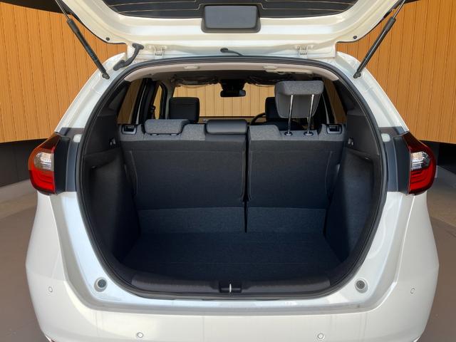 フィット ホーム　車検１０年３月　衝突被害軽減ブレーキ　スマートキー　コーナーセンサー　ＬＥＤヘッドライト　アダクティブクルーズコントロール　バックカメラ　電動格納ドアミラー　オートエアコン　横滑り防止機能（11枚目）