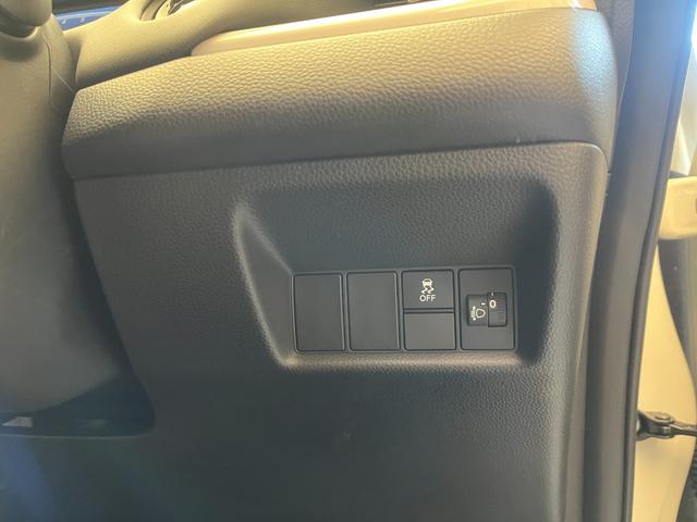 フィット ホーム　車検１０年３月　衝突被害軽減ブレーキ　スマートキー　コーナーセンサー　ＬＥＤヘッドライト　アダクティブクルーズコントロール　バックカメラ　電動格納ドアミラー　オートエアコン　横滑り防止機能（18枚目）