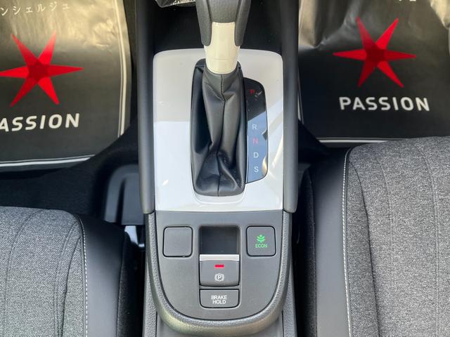 フィット ホーム　車検１０年３月　衝突被害軽減ブレーキ　スマートキー　コーナーセンサー　ＬＥＤヘッドライト　アダクティブクルーズコントロール　バックカメラ　電動格納ドアミラー　オートエアコン　横滑り防止機能（19枚目）