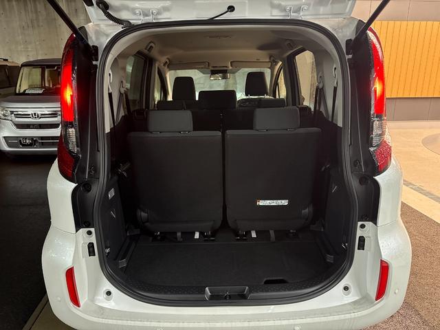 シエンタ ハイブリッドX 登録済未使用車 片側電動スライドドア 衝突被害軽減ブレーキ コーナーセンサー スマートキー アダクティブクルーズコントロール LEDヘッドライト 電動格納ドアミラー オートエアコン 3列シート7人乗り(11枚目)