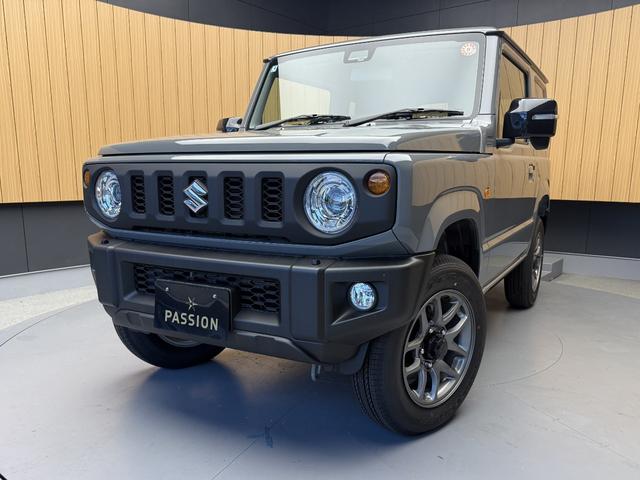 ジムニー ＸＣ　届出済未使用車　衝突軽減ブレーキ　コーナーセンサー　シートヒーター　クルーズコントロール　アイドリングストップ　フォグランプ　オートライト　アルミホイール　プッシュスタート　スズキセーフティーサポート（4枚目）