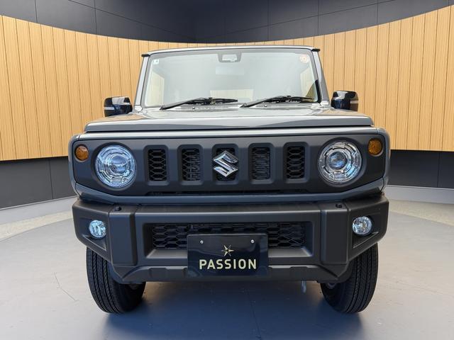 ジムニー ＸＣ　届出済未使用車　衝突軽減ブレーキ　コーナーセンサー　シートヒーター　クルーズコントロール　アイドリングストップ　フォグランプ　オートライト　アルミホイール　プッシュスタート　スズキセーフティーサポート（6枚目）