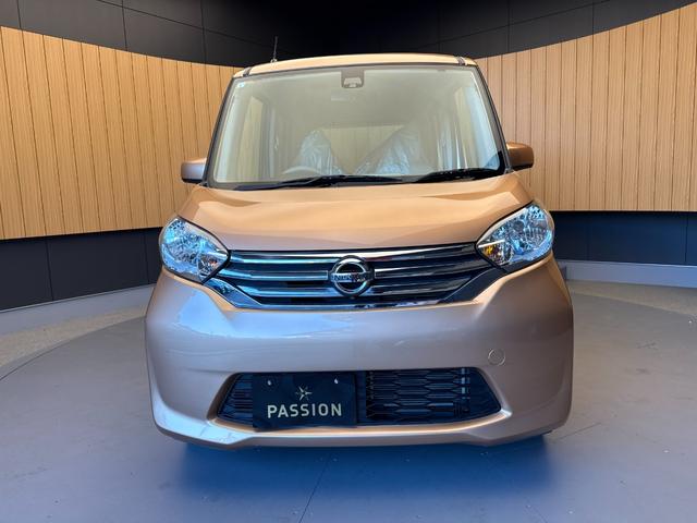 デイズルークス Ｘ　車検８年５月　両側電動スライドドア　衝突被害軽減ブレーキ　スマートキー　アラウンドビューモニター　アイドリングストップ　電動格納ドアミラー　日産純正ナビゲーション　横滑り防止機能　ベンチシート（6枚目）