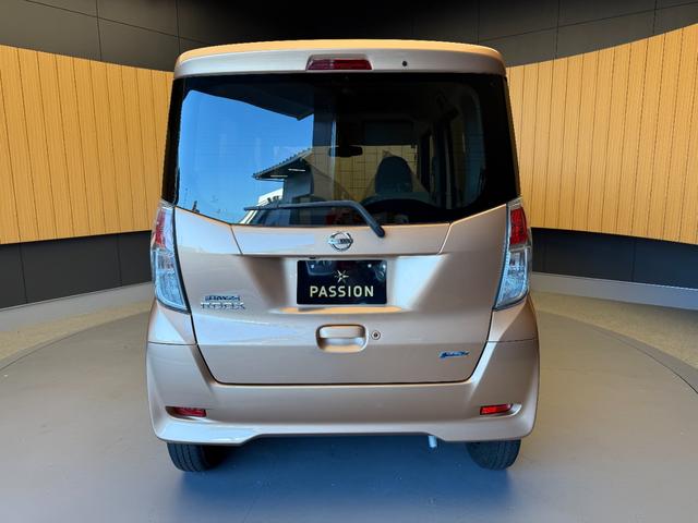 デイズルークス Ｘ　車検８年５月　両側電動スライドドア　衝突被害軽減ブレーキ　スマートキー　アラウンドビューモニター　アイドリングストップ　電動格納ドアミラー　日産純正ナビゲーション　横滑り防止機能　ベンチシート（9枚目）