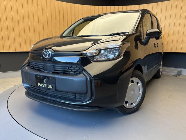 シエンタ ハイブリッドＸ　登録済未使用車　片側電動スライドドア　衝突被害軽減ブレーキ　コーナーセンサー　スマートキー　アダクティブクルーズコントロール　ＬＥＤヘッドライト　電動格納ドアミラー　オートエアコン　３列シート７人乗り（4枚目）