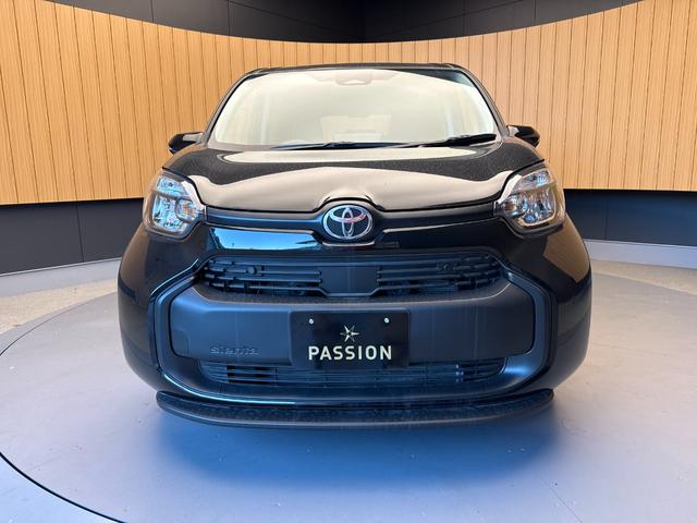 シエンタ ハイブリッドＸ　登録済未使用車　片側電動スライドドア　衝突被害軽減ブレーキ　コーナーセンサー　スマートキー　アダクティブクルーズコントロール　ＬＥＤヘッドライト　電動格納ドアミラー　オートエアコン　３列シート７人乗り（6枚目）