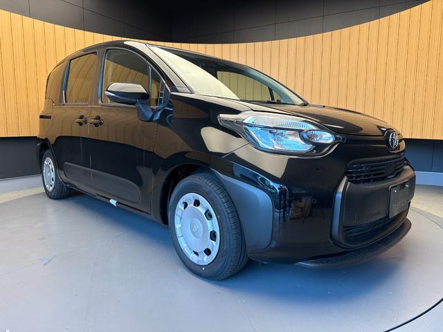 シエンタ ハイブリッドＸ　登録済未使用車　片側電動スライドドア　衝突被害軽減ブレーキ　コーナーセンサー　スマートキー　アダクティブクルーズコントロール　ＬＥＤヘッドライト　電動格納ドアミラー　オートエアコン　３列シート７人乗り（7枚目）