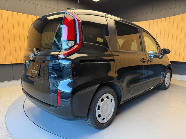 シエンタ ハイブリッドＸ　登録済未使用車　片側電動スライドドア　衝突被害軽減ブレーキ　コーナーセンサー　スマートキー　アダクティブクルーズコントロール　ＬＥＤヘッドライト　電動格納ドアミラー　オートエアコン　３列シート７人乗り（8枚目）