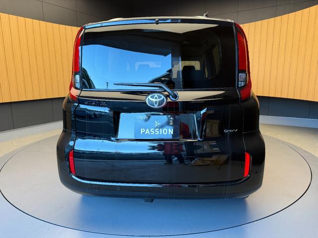 シエンタ ハイブリッドＸ　登録済未使用車　片側電動スライドドア　衝突被害軽減ブレーキ　コーナーセンサー　スマートキー　アダクティブクルーズコントロール　ＬＥＤヘッドライト　電動格納ドアミラー　オートエアコン　３列シート７人乗り（9枚目）