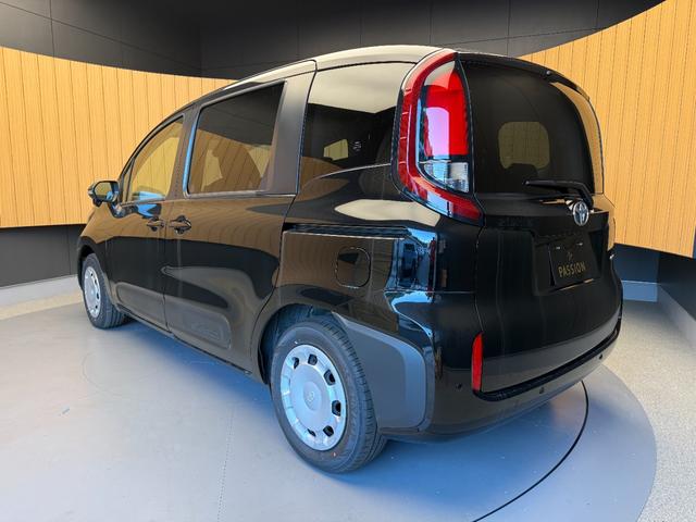 シエンタ ハイブリッドＸ　登録済未使用車　片側電動スライドドア　衝突被害軽減ブレーキ　コーナーセンサー　スマートキー　アダクティブクルーズコントロール　ＬＥＤヘッドライト　電動格納ドアミラー　オートエアコン　３列シート７人乗り（10枚目）