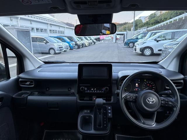 シエンタ ハイブリッドＸ　登録済未使用車　片側電動スライドドア　衝突被害軽減ブレーキ　コーナーセンサー　スマートキー　アダクティブクルーズコントロール　ＬＥＤヘッドライト　電動格納ドアミラー　オートエアコン　３列シート７人乗り（12枚目）