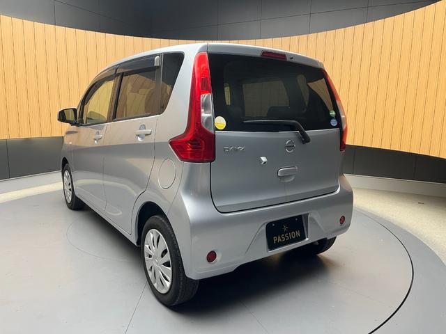 デイズ Ｊ　車検２年　衝突被害軽減ブレーキ　キーレスエントリー　アイドリングストップ　電動格納ドアミラー　日産純正ナビゲーション　横滑り防止機能　ベンチシート　バックカメラ（10枚目）