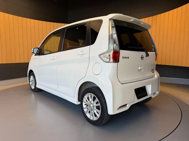 デイズ ハイウェイスター　Ｊ　車検２年　衝突被害軽減ブレーキ　キーレスエントリー　横滑り防止機能　電動格納ドアミラー　アルミホイール　ＥＴＣ　純正ＣＤオーディオ　ベンチシート　パワーウインドウ　ディスチャージヘッドライト（10枚目）