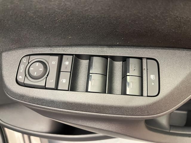 ヤリス X 登録済未使用車 ディスプレイオーディオ ETC バックカメラ 衝突軽減ブレーキ オートライト USB接続 オートハイビーム Bluetooth ステアリングスイッチ LEDライト バックカメラ(24枚目)