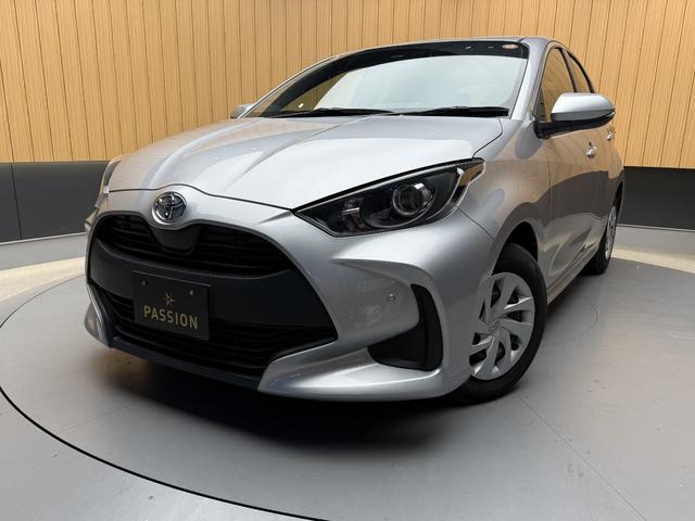 ヤリス Ｘ　車検２年　衝突被害軽減ブレーキ　コーナーセンサー　スマートキー　電動格納ドアミラー　ディスプレイオーディオ　ＥＴＣ　ＬＥＤヘッドライト　マニュアルエアコン　パワーウインドウ　オートハイビーム（4枚目）