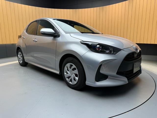 ヤリス Ｘ　車検２年　衝突被害軽減ブレーキ　コーナーセンサー　スマートキー　電動格納ドアミラー　ディスプレイオーディオ　ＥＴＣ　ＬＥＤヘッドライト　マニュアルエアコン　パワーウインドウ　オートハイビーム（7枚目）