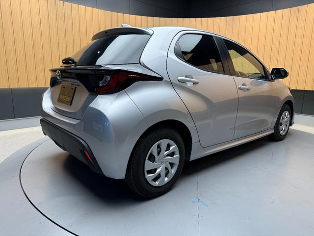 ヤリス Ｘ　車検２年　衝突被害軽減ブレーキ　コーナーセンサー　スマートキー　電動格納ドアミラー　ディスプレイオーディオ　ＥＴＣ　ＬＥＤヘッドライト　マニュアルエアコン　パワーウインドウ　オートハイビーム（8枚目）