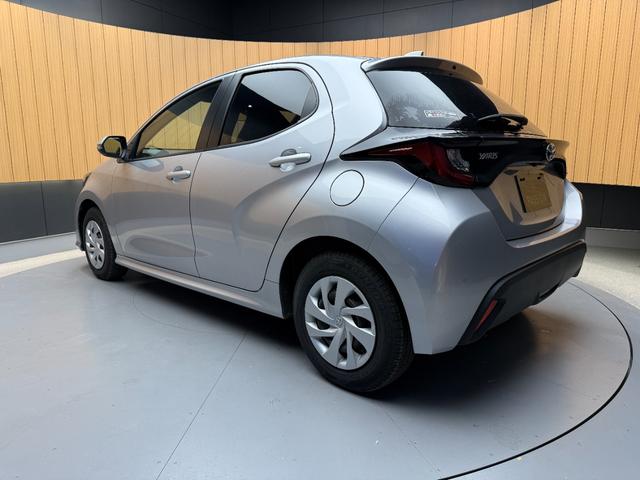 ヤリス Ｘ　車検２年　衝突被害軽減ブレーキ　コーナーセンサー　スマートキー　電動格納ドアミラー　ディスプレイオーディオ　ＥＴＣ　ＬＥＤヘッドライト　マニュアルエアコン　パワーウインドウ　オートハイビーム（10枚目）