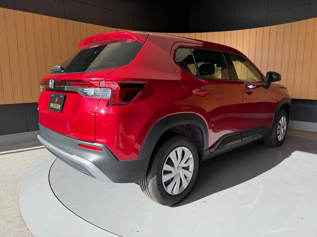 ＷＲ－Ｖ Ｘ　登録済未使用車　衝突被害軽減ブレーキ　コーナーセンサー　スマートキー　アダクティブクルーズコントロール　ＬＥＤヘッドライト　オートエアコン　パワーウインドウ　リアベンチレーション　電動格納ドアミラー（8枚目）