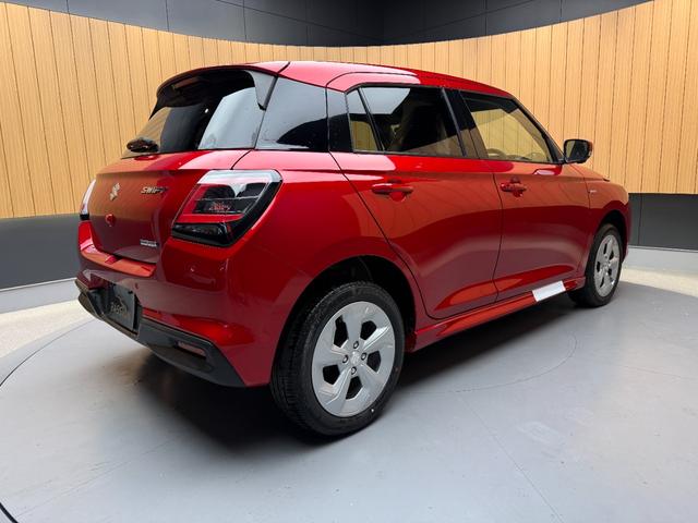 スイフト ハイブリッドＭＸ　登録済未使用車　全方位モニター付メモリーナビ　衝突被害軽減ブレーキ　コーナーセンサー　スマートキー　シートヒーター　アダクティブクルーズコントロール　横滑り防止機能　ＬＥＤヘッドライト　オートエアコン（8枚目）