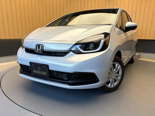 フィット ホーム　登録済未使用車　衝突被害軽減ブレーキ　スマートキー　コーナーセンサー　ＬＥＤヘッドライト　アダクティブクルーズコントロール　バックカメラ　電動格納ドアミラー　オートエアコン　横滑り防止機能（4枚目）