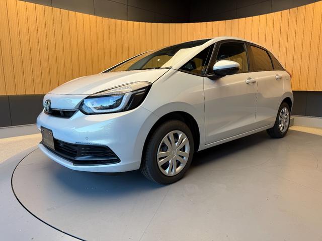 フィット ホーム　登録済未使用車　衝突被害軽減ブレーキ　スマートキー　コーナーセンサー　ＬＥＤヘッドライト　アダクティブクルーズコントロール　バックカメラ　電動格納ドアミラー　オートエアコン　横滑り防止機能（5枚目）