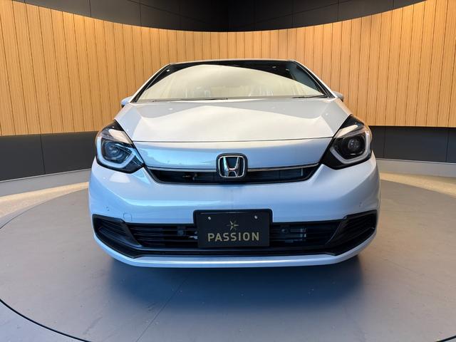 フィット ホーム　登録済未使用車　衝突被害軽減ブレーキ　スマートキー　コーナーセンサー　ＬＥＤヘッドライト　アダクティブクルーズコントロール　バックカメラ　電動格納ドアミラー　オートエアコン　横滑り防止機能（6枚目）