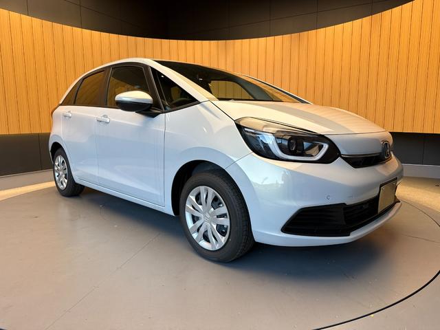 フィット ホーム　登録済未使用車　衝突被害軽減ブレーキ　スマートキー　コーナーセンサー　ＬＥＤヘッドライト　アダクティブクルーズコントロール　バックカメラ　電動格納ドアミラー　オートエアコン　横滑り防止機能（7枚目）