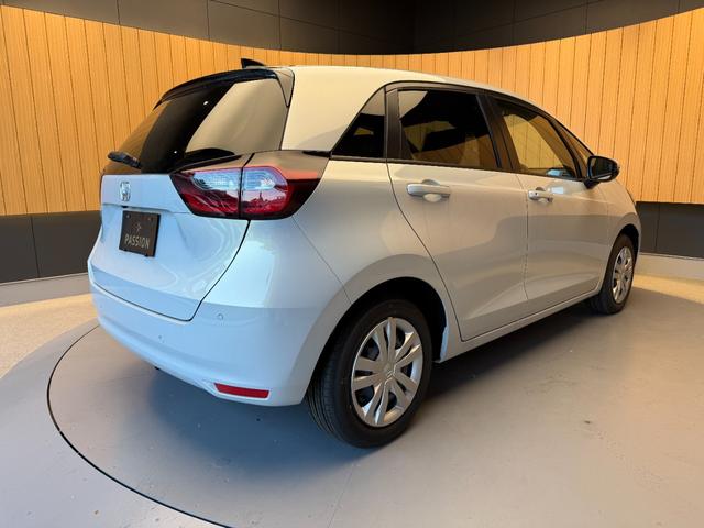 フィット ホーム　登録済未使用車　衝突被害軽減ブレーキ　スマートキー　コーナーセンサー　ＬＥＤヘッドライト　アダクティブクルーズコントロール　バックカメラ　電動格納ドアミラー　オートエアコン　横滑り防止機能（8枚目）