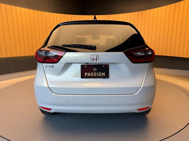 フィット ホーム　登録済未使用車　衝突被害軽減ブレーキ　スマートキー　コーナーセンサー　ＬＥＤヘッドライト　アダクティブクルーズコントロール　バックカメラ　電動格納ドアミラー　オートエアコン　横滑り防止機能（9枚目）
