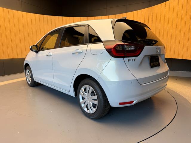 フィット ホーム　登録済未使用車　衝突被害軽減ブレーキ　スマートキー　コーナーセンサー　ＬＥＤヘッドライト　アダクティブクルーズコントロール　バックカメラ　電動格納ドアミラー　オートエアコン　横滑り防止機能（10枚目）