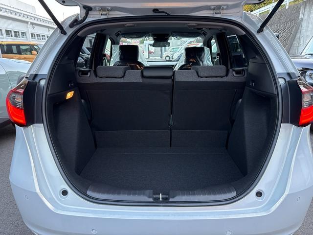 フィット ホーム　登録済未使用車　衝突被害軽減ブレーキ　スマートキー　コーナーセンサー　ＬＥＤヘッドライト　アダクティブクルーズコントロール　バックカメラ　電動格納ドアミラー　オートエアコン　横滑り防止機能（11枚目）