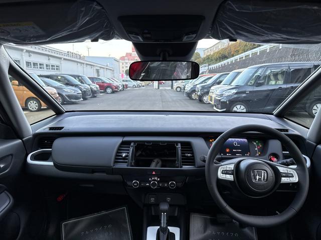 フィット ホーム　登録済未使用車　衝突被害軽減ブレーキ　スマートキー　コーナーセンサー　ＬＥＤヘッドライト　アダクティブクルーズコントロール　バックカメラ　電動格納ドアミラー　オートエアコン　横滑り防止機能（12枚目）