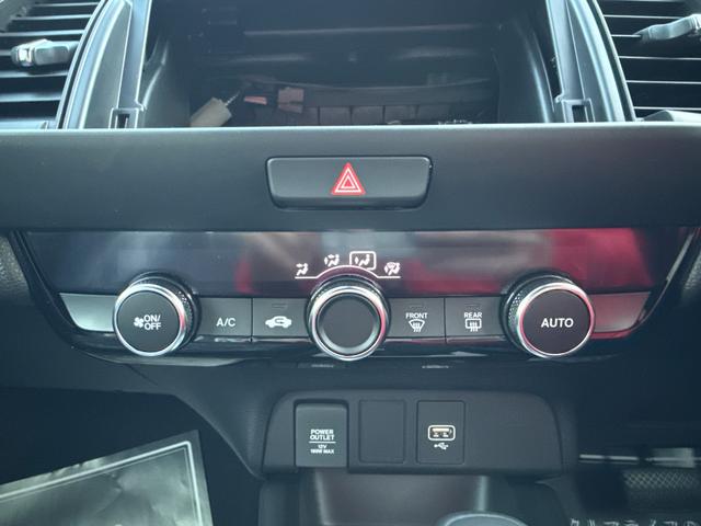 フィット ホーム　登録済未使用車　衝突被害軽減ブレーキ　スマートキー　コーナーセンサー　ＬＥＤヘッドライト　アダクティブクルーズコントロール　バックカメラ　電動格納ドアミラー　オートエアコン　横滑り防止機能（13枚目）